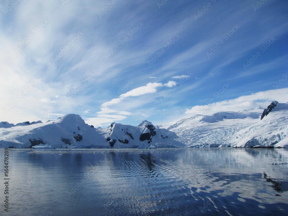 Montagnes enneigées en Antarctique