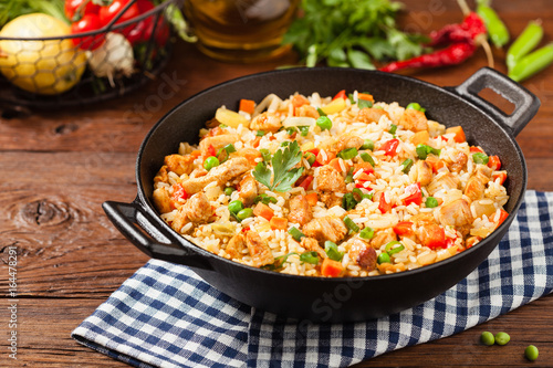 Photo Fried rice with chicken. Prepared and served in a wok.