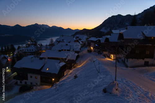 Bergdorf im Winter in den Alpen bei Sonnenaufgang, Gail Tal, Kärnten
