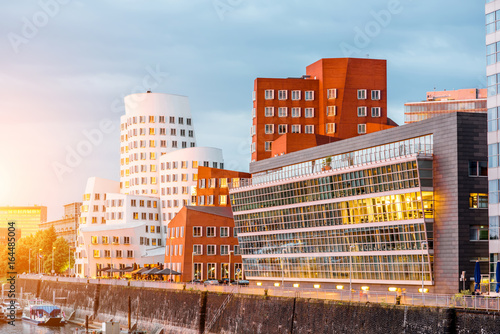 Φωτογραφία Sunset view on the riverside with modern buildings in Dusseldorf city, Germany