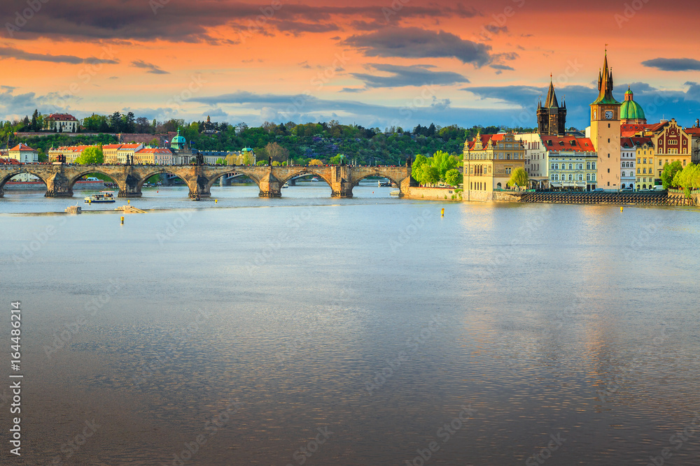 Obraz premium Famous medieval stone Charles bridge, Prague, Czech Republik, Europe