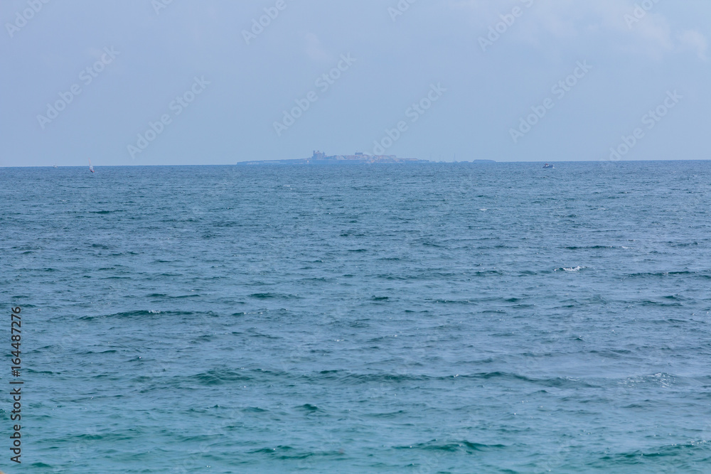 Obraz premium Island of Tabarca from the city of Santa Pola, Spain
