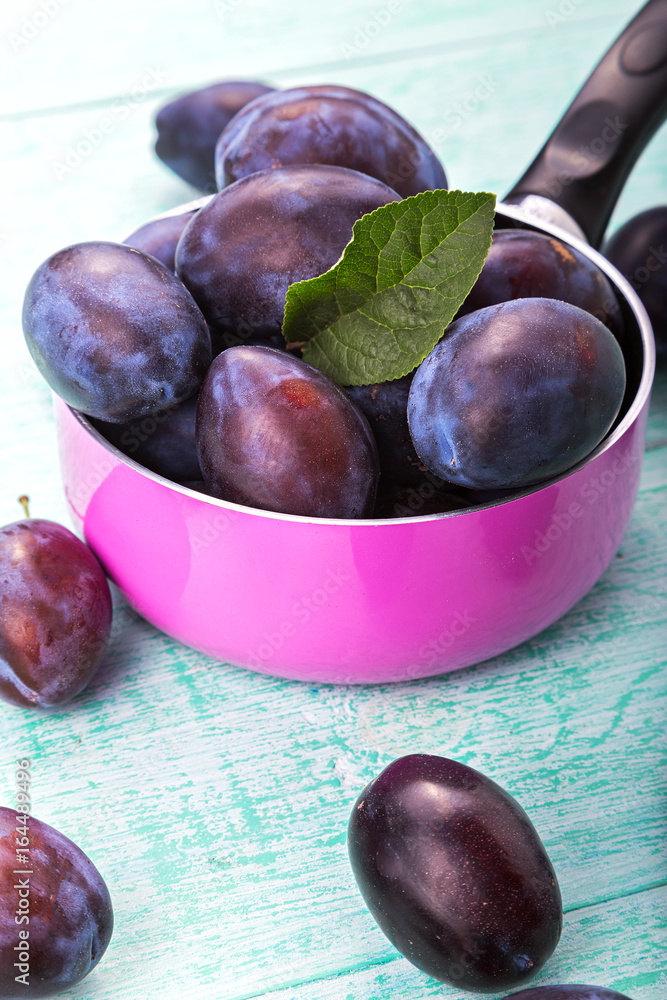 Obraz premium fresh plums on the table