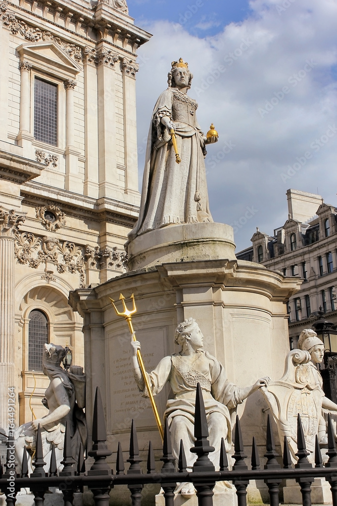 Obraz premium statue of Queen Anne at St Paul Cathedral in London