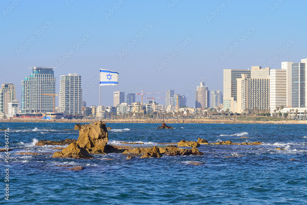 Φωτογραφία The flag of Israel against the background of modern Tel Aviv, the Mediterranean Sea