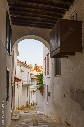 Fototapeta Naklejka Na Ścianę i Meble -  Street in the old town of Skopelos, Greece.
