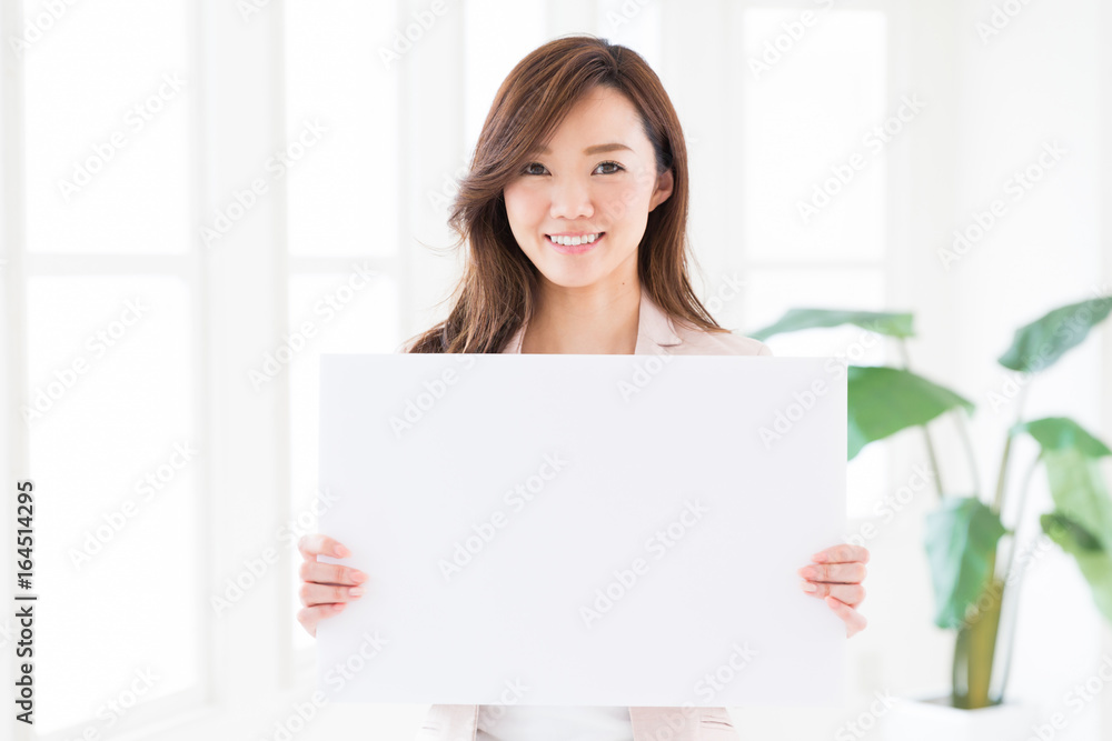 ホワイトボードを持つ女性 ビジネス ホワイトボードを持つ女性 ビジネス
