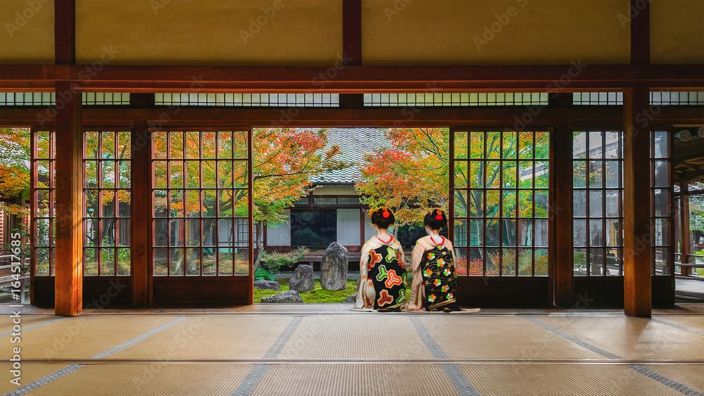 Naklejka premium Japońska gejsza na Spójrz na ogród japoński kolorową jesienią w świątyni Kenninji w Kioto