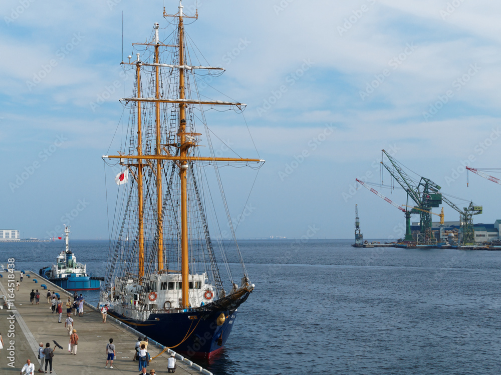 神戸港 開港150年 中突堤に停泊中の帆船
