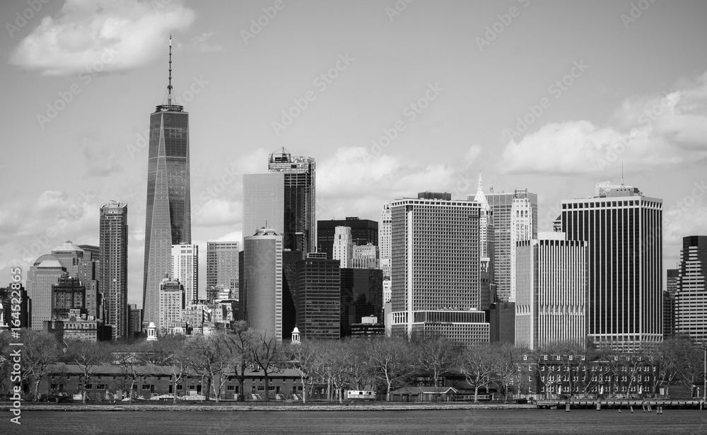 Fototapeta premium Typical Manhattan New York Skyline - view from Hudson River