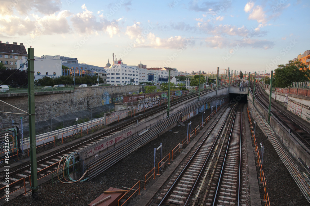 Geleise der U-Bahn in Wien am Abend