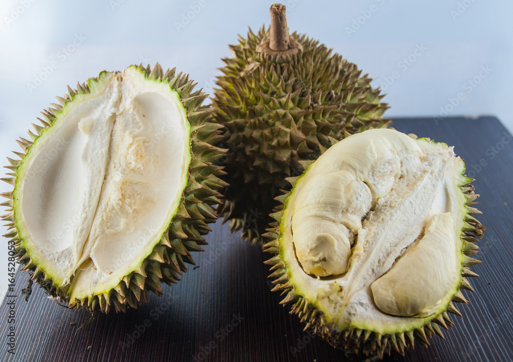 Obraz premium potatoes isolated on white background