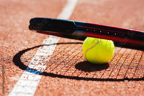 Tennis ball on a tennis court © Olena Bloshchynska
