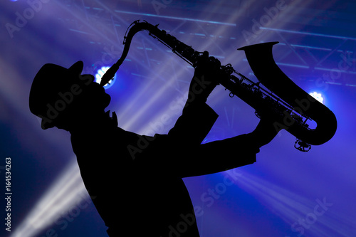 Canvastavla Man playing on saxophone against the background of beautiful light