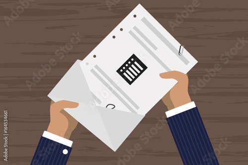 Person öffnet Brief - Liste - Checkliste