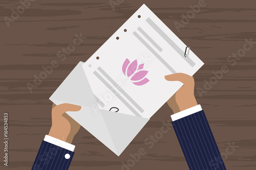 Person öffnet Brief - Blüte - Lotusblüte