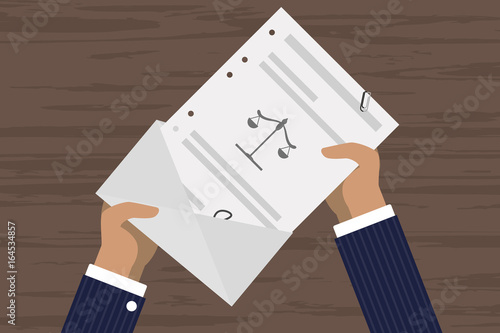 Person öffnet Brief - Waage - Justiz - Gleichgewicht
