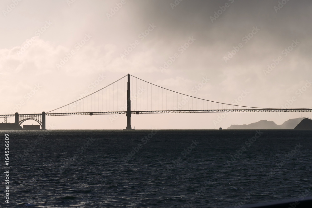 Golden Gate Bridge mit Regenwolke, San Francisco