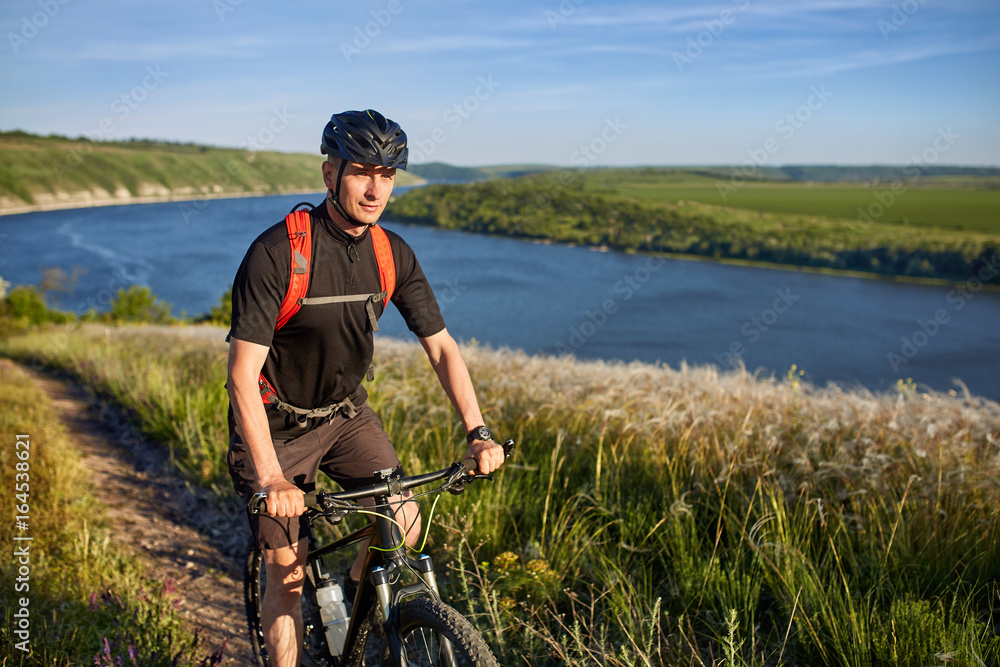Obraz premium Traveler has adventur on meadow on riverside
