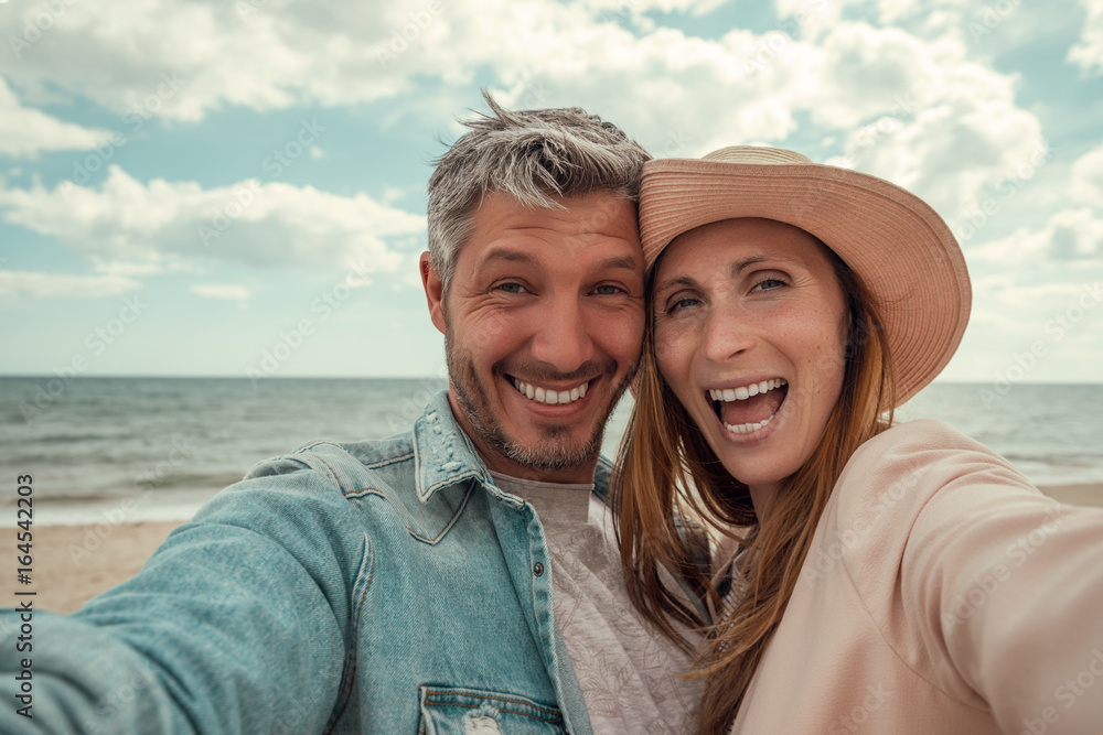 Obraz premium autumn coast selfie couple