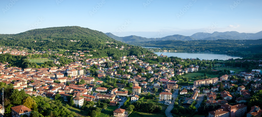 Naklejka premium Avigliana panorama e laghi