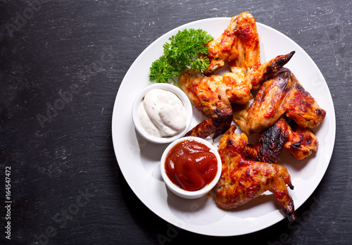 plate of grilled chicken wings, top view