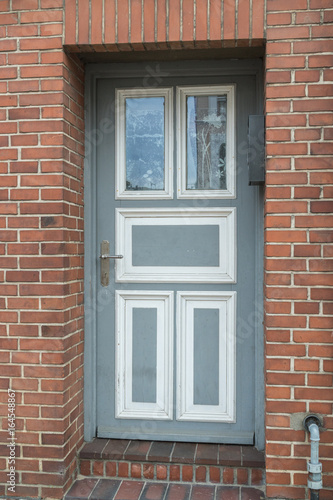 Grau weiße Haustür eines Hauses