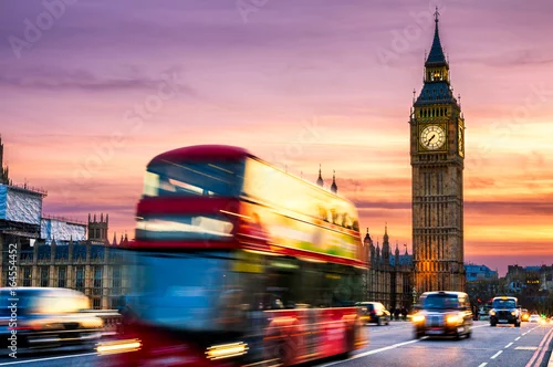 Obraz Big Ben z budynkami Parlamentu i czerwonym dwupiętrowym autobusem jadącym o zmierzchu
