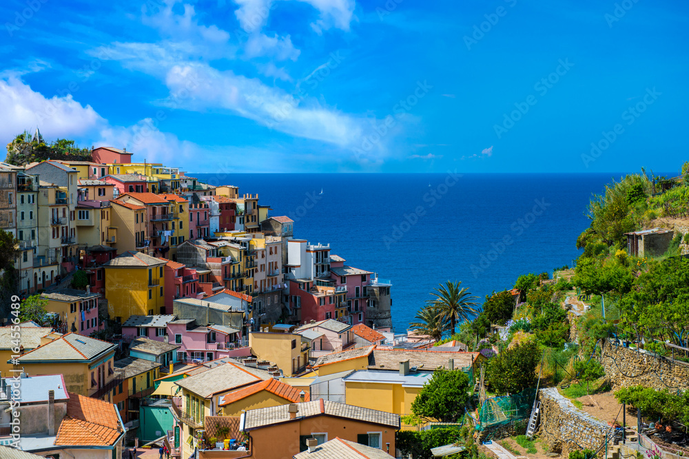Φωτογραφία view of famous travel landmark destination Manarola colorful houses and nature, small mediterranean old sea town with harbour coast,Cinque terre National Park, Liguria, Italy