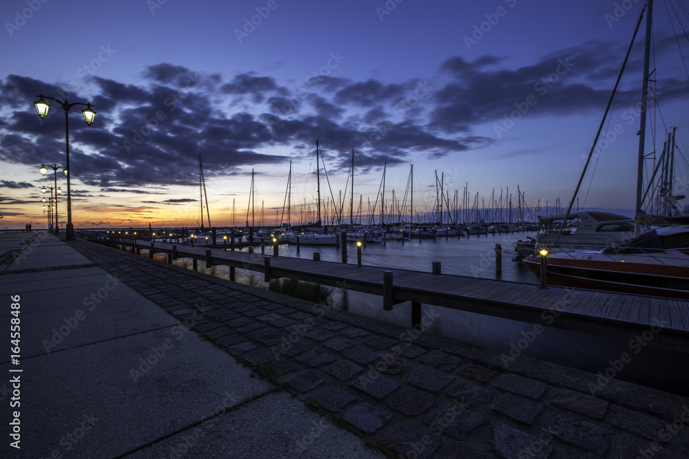 Schiffe im Hafen von Warnemünde an der Ostsee im Sonnenuntergang