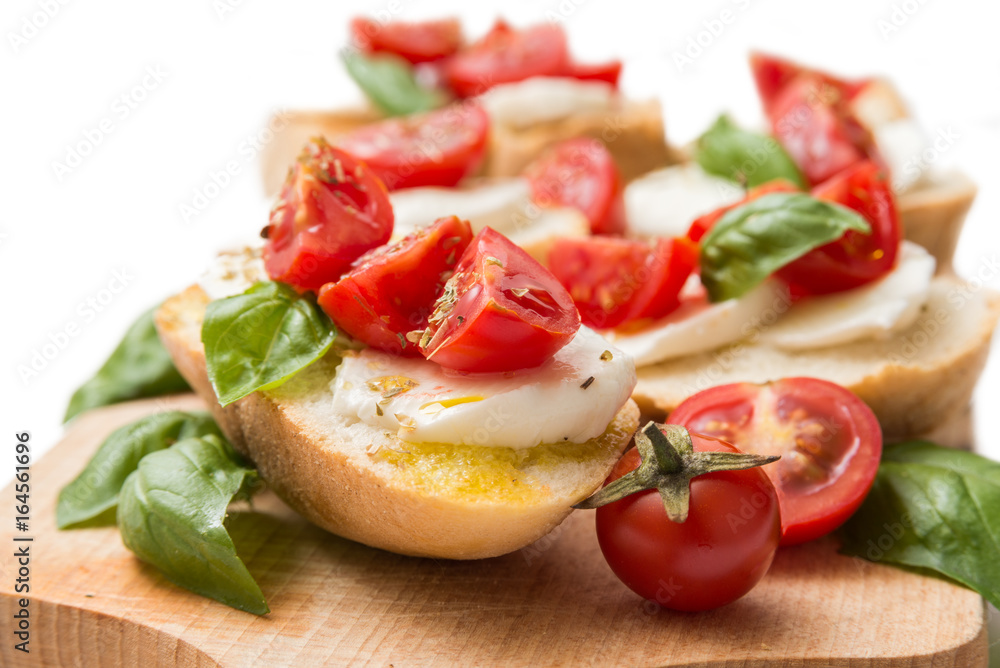 Bruschette con mozzarella, pomodoro fresco, olio di oliva, basilico e origano Bruschette con mozzarella, pomodoro fresco, olio di oliva, basilico e origano