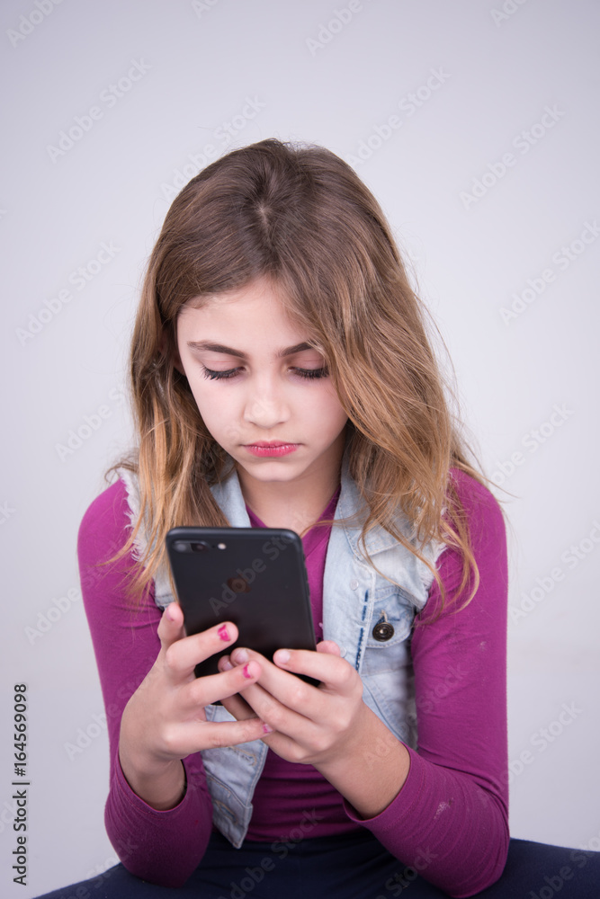 Girl unhappy in smartpon Girl unhappy in smartpon