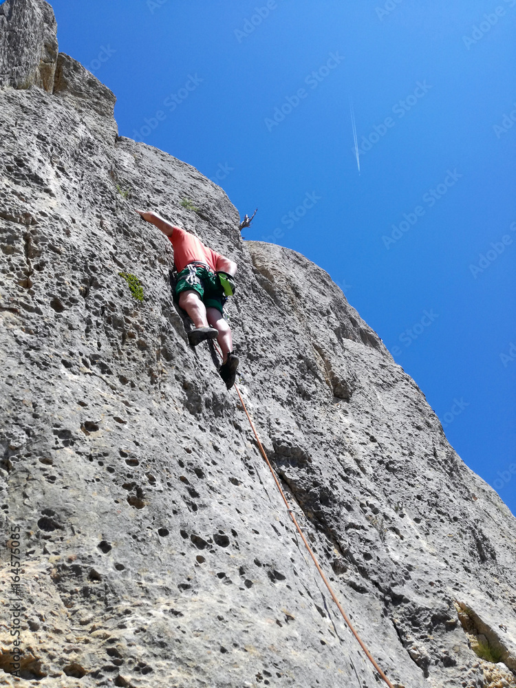 Escalador trepando por la montaña rocosa