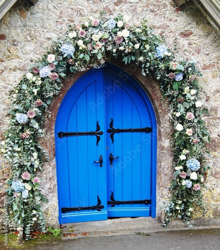 blaue Türe mit Plastik Blumen,blaue türe mit plastik blumen, plastik blumen, architektur, eingang, holz, wand, bogen, hölzern, fenster, haus, backstein, blau, piter, bauwerk