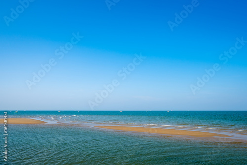 Fototapeta Naklejka Na Ścianę i Meble -  sea sand and blue sky background