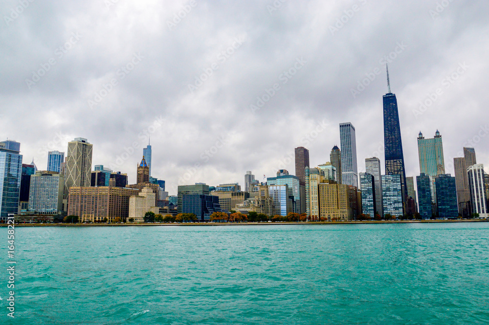 Naklejka premium Chicago skyscrapers, Illinois state city, famous for the fountain and the magical colors of autumn, in the city park
