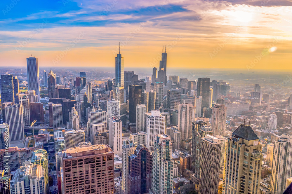 Fototapeta premium Zachód słońca na drapaczach chmur w Chicago