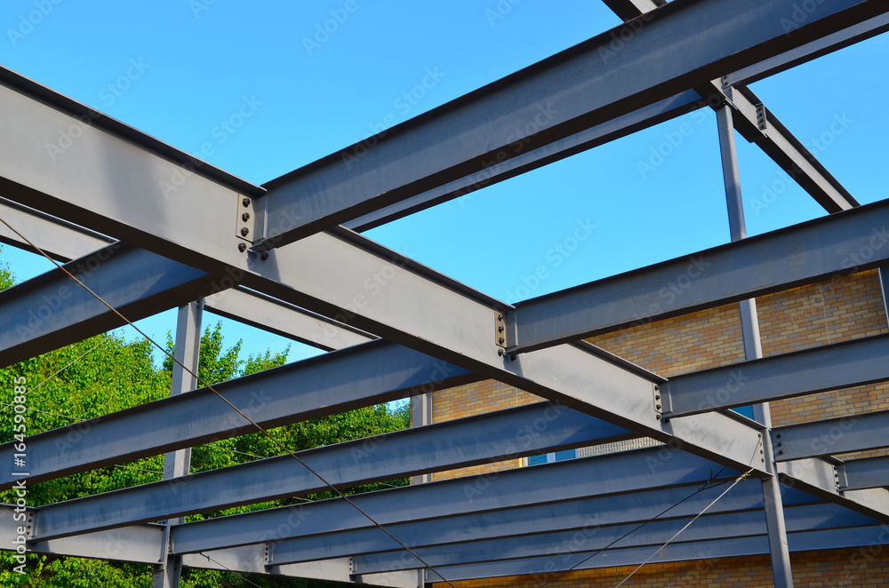 Naklejka premium nderSteel framework of commercial building under construction.