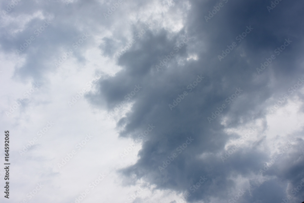空と雲「空想・雲のモンスター」何かを見つめる、凝視、出迎えるなどのイメージ