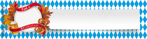 Oktoberfest Headliner mit einem Emblem mit Herbstlaub, Bierkrug und Brezeln
