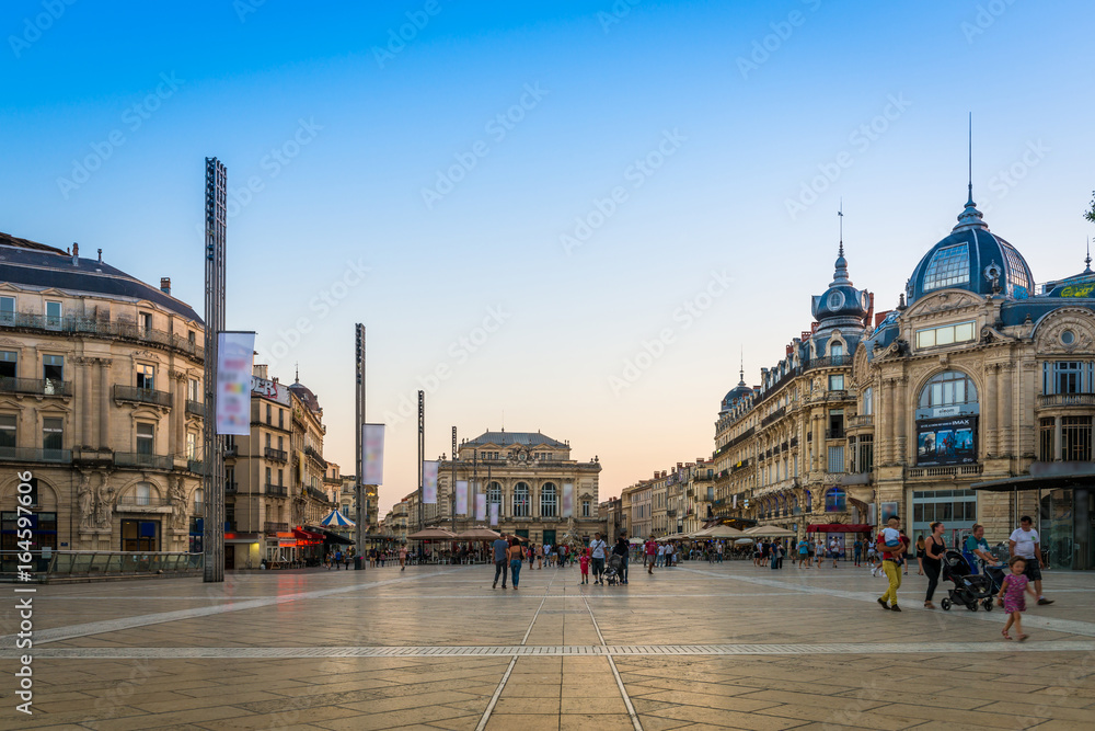 Obraz premium Place de la Comédie le soir à Montpellier, Hérault, Languedoc en Occitanie, France