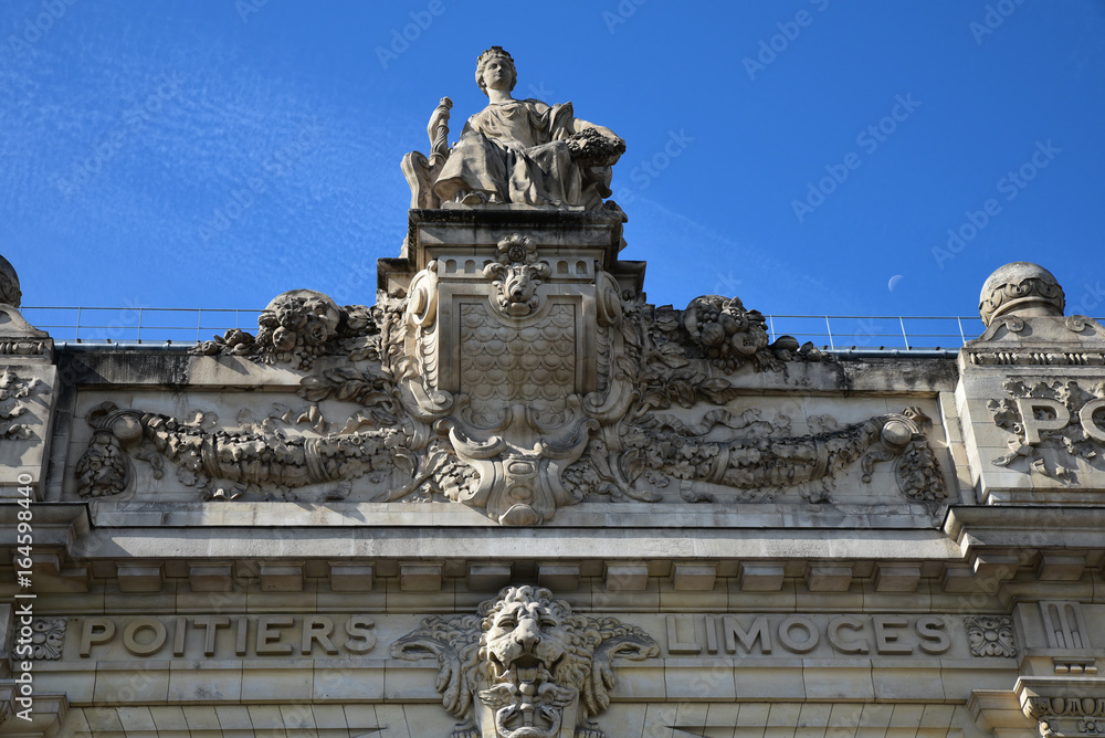 Statue de l'ancienne gare d'Orsay à Paris, France