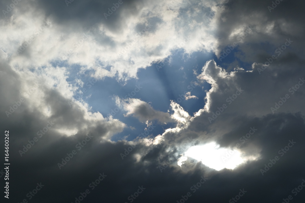 Wolkenfetzen ziehen vor die Sonne