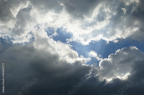 Fototapeta Naklejka Na Ścianę i Meble -  Wolkenfetzen ziehen vor die Sonne