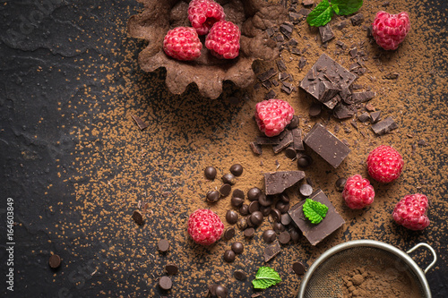 Naklejka Kawałki czekolady i maliny