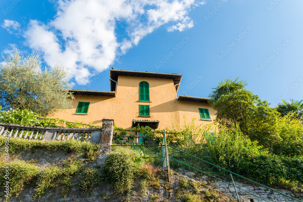 Fototapeta premium Vibrant Italian villa overlooking Lake Como, Italy