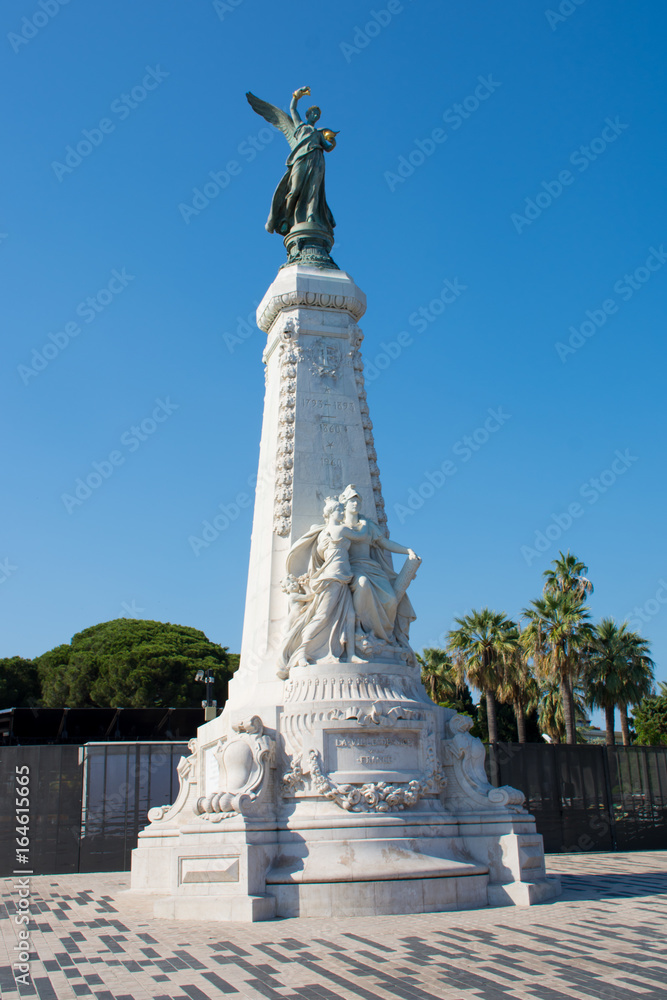 the statue on the promenade des Anglais in Nice