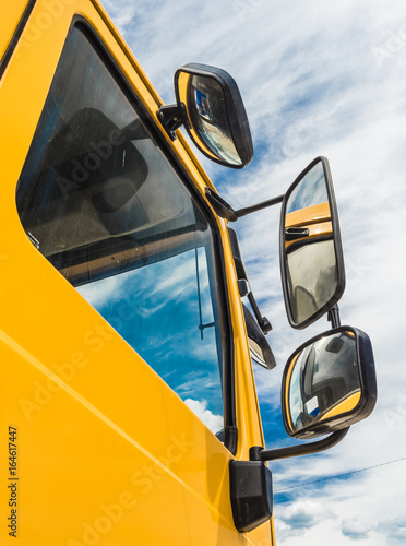 Зеркала большого желтого грузовика