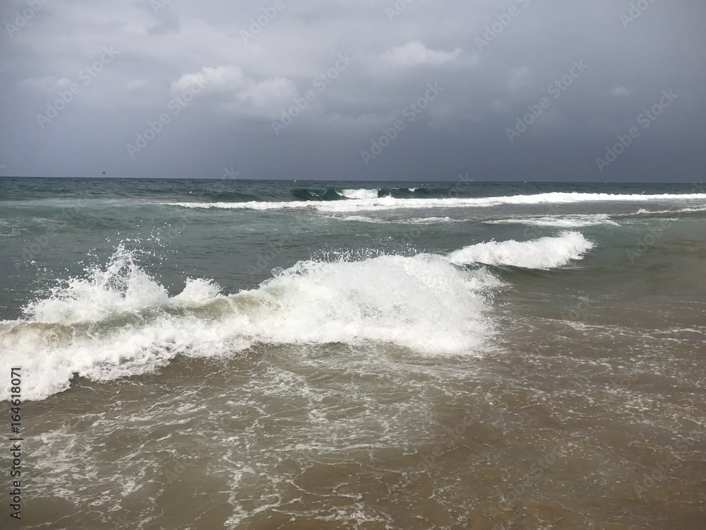 Wellen bei stürmischen Mittelmeer an der Nordküste Kretas Wellen bei stürmischen Mittelmeer an der Nordküste Kretas