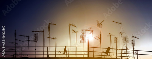 Foto Skyline urbano con silhouette di antenne